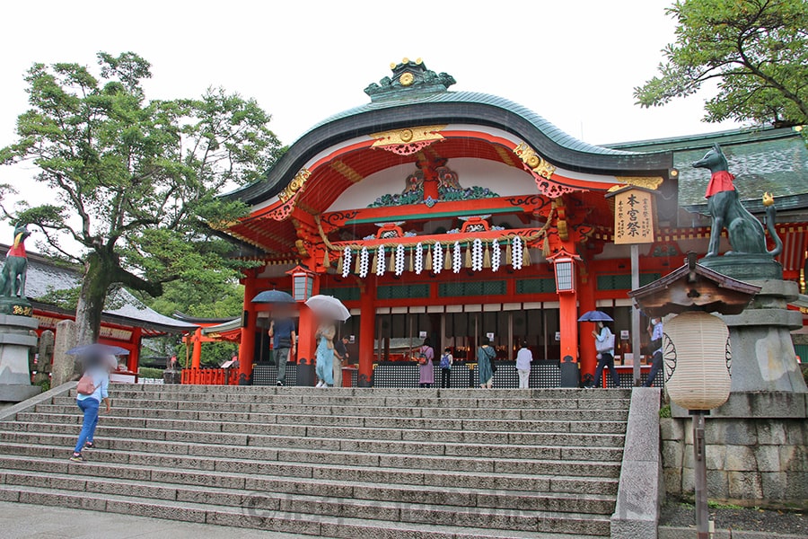 伏見稲荷大社 御祈祷の執り行われる本殿（内拝殿）の様子