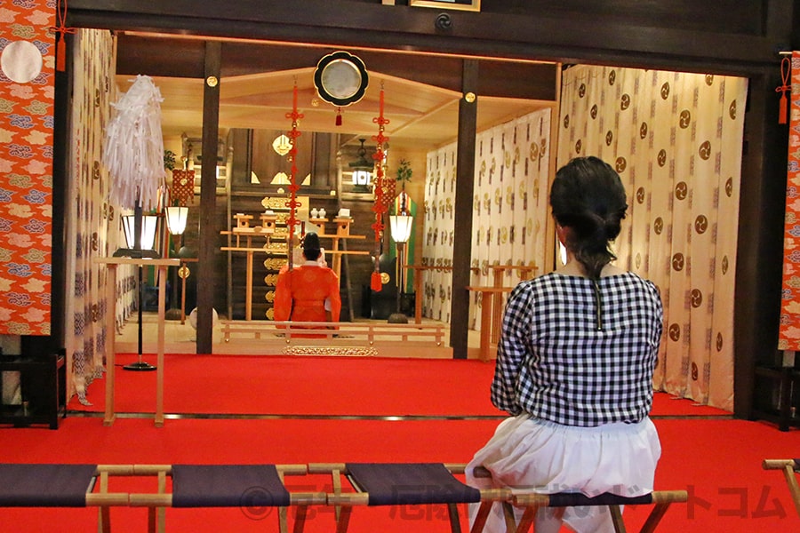 神社内での御祈祷を受ける女性服装の様子（若八幡宮での御祈祷の様子ではありません）