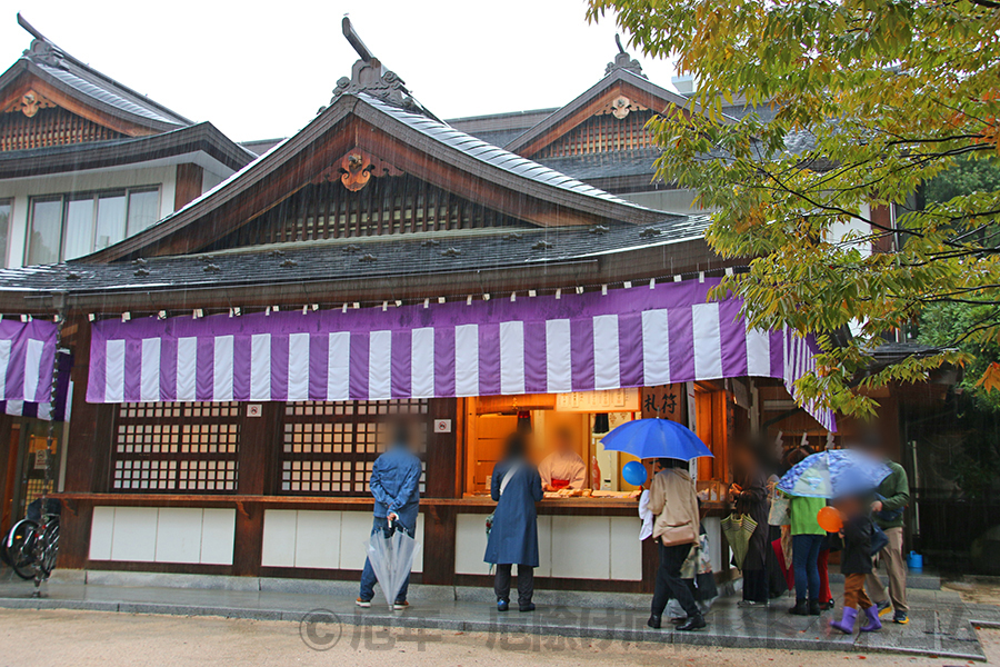 四柱神社 授与品所の様子