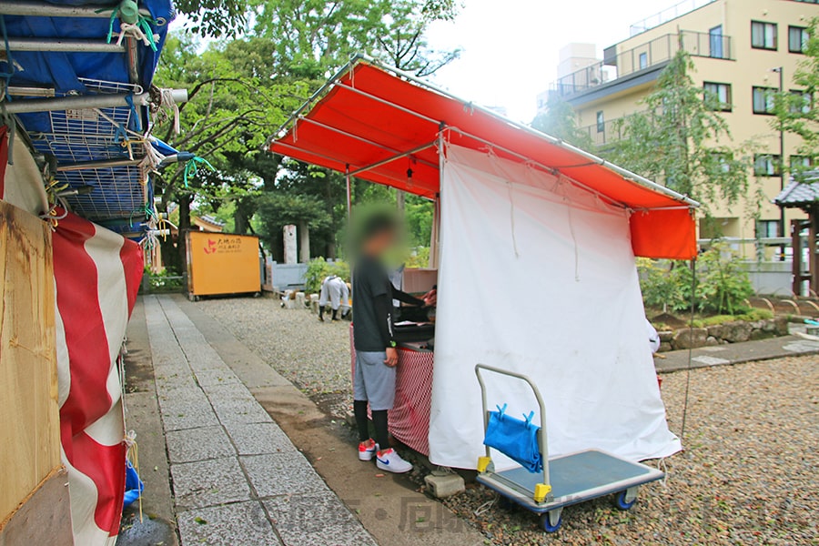 西新井大師 お守り陳列の様子